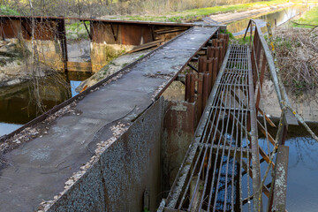 Obraz premium A bridge over a river with a metal railing
