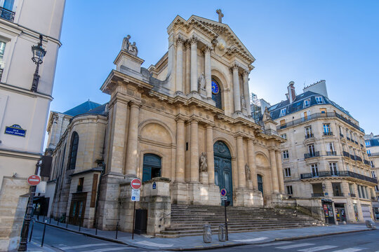 Paris, France - 15 juin 2024: Vue ext&eacute;rieure de l'&eacute;glise Saint-Roch, &eacute;glise catholique de style baroque construite au 17&egrave;me si&egrave;cle dans le 8&egrave;me arrondissement de Paris
