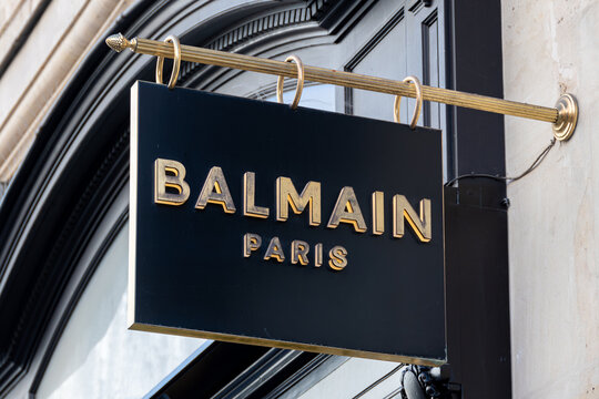 Paris, France - 15 juin 2024: Enseigne et logo d'une boutique Balmain &agrave;  Paris. Balmain est une maison de couture fran&ccedil;aise fond&eacute;e par Pierre Balmain sp&eacute;cialis&eacute;e dans la mode et le luxe