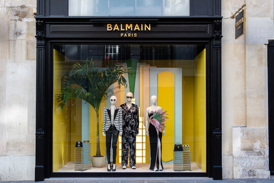 Paris, France - 15 juin 2024: Vue ext&eacute;rieure d'une boutique Balmain &agrave;  Paris. Balmain est une maison de couture fran&ccedil;aise fond&eacute;e par Pierre Balmain sp&eacute;cialis&eacute;e dans la mode et le luxe