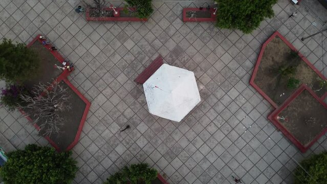 En los panoramas y paisajes se encuentra un nuevo comienzo y vida. Experiencias nuevas y estructuras complejas de Drone volando. 