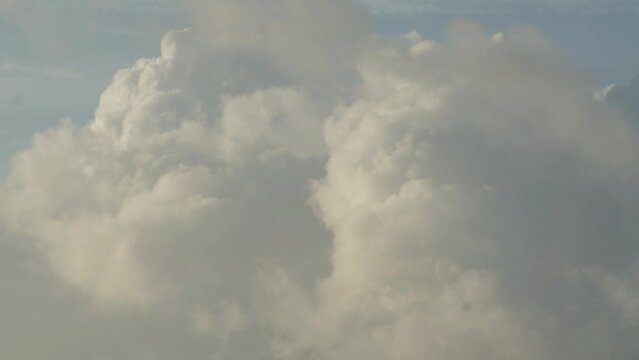 発達しては流される流れ雲
