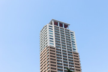 Obraz premium 青空と高層の集合住宅