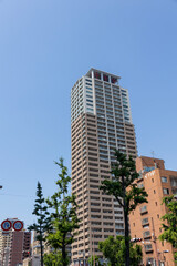 青空と高層の集合住宅