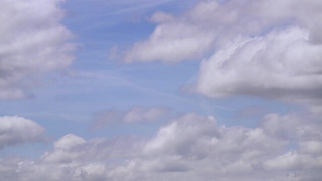 TIMELAPSE DE DETALLE DE CIELO CON NUBES Y CLAROS