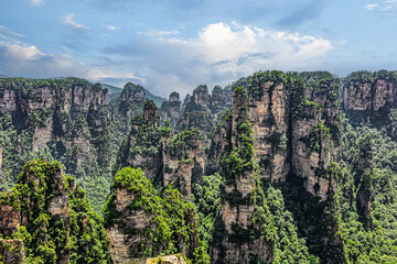 Naklejka premium Natural quartz sandstone pillars the Avatar Hallelujah Mountain (1080) located in the Zhangjiajie National Forest Park in the Wulingyuan Area in northwestern Hunan Province China.