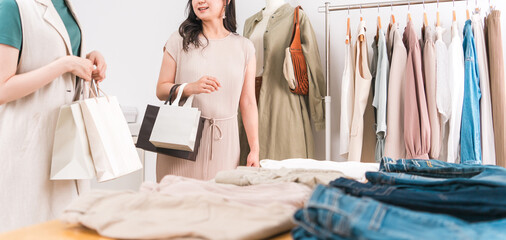 アパレルショップ・雑貨屋で買い物をして帰る女性客
