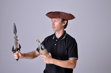 pirata com garrafa de bebida 