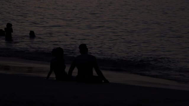 L&iacute;neas de atardecer con colores anaranjados y destellos azules. ESA magia solo se vive en la playa, en el lugar de tantos surfistas que hacen surf bailando sobre las olas. 