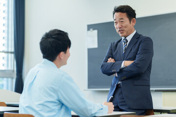生徒に個別指導をする先生