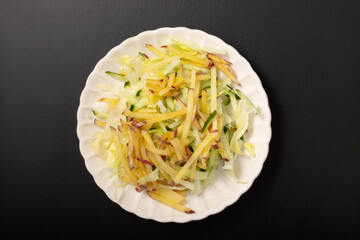 サツマイモとレタスとキュウリのサラダ