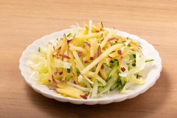 サツマイモとレタスとキュウリのサラダ