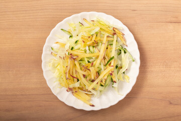 サツマイモとレタスとキュウリのサラダ