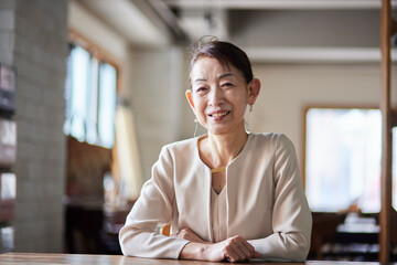 オフィスで働くスーツを着たシニア女性経営者