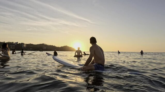 Surf de grupo es baile, alegr&iacute;a, amor y encuentro. Estos surfistas bailan con las olas, esperan en el mar. 