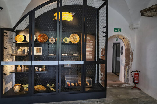 Moderne Museumsvitrine mit historischen Keramikobjekten und Exponaten in Schloss Colditz am 31. Mai 2024, Colditz, Landkreis Leipzig, Sachsen, Deutschland