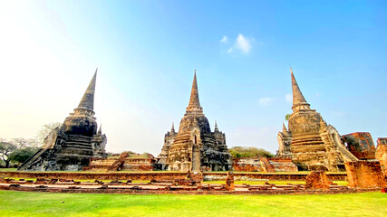 Fototapeta premium A temple with three pagodas arranged in a row.