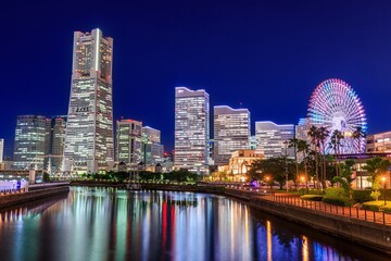 Naklejka premium 横浜市、万国橋から眺めるみなとみらいと汽車道の夜景