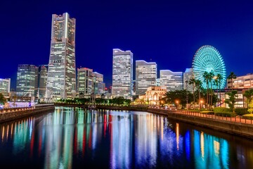 横浜市、万国橋から眺めるみなとみらいと汽車道の夜景