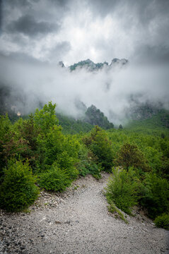 Albanische Alpen in den Wolken