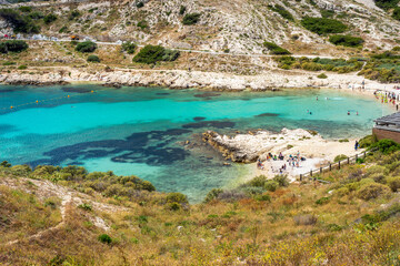 Baie à l'eau turquoise