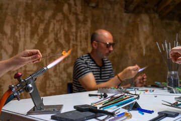 Obraz premium Torch glass jewelry creation workshop