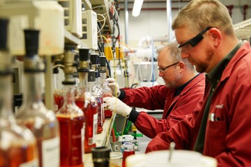 Obraz premium Researchers Analyzing Biofuel Efficiency in Advanced Laboratory Setting