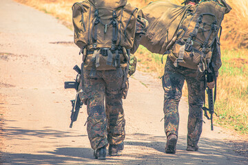Fallschimspringer der Deutschen Bundeswehr mit  Gewehr G 36 und Gepäck 