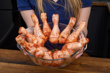 Przygotowywać pieczonego kurczaka na obiad, pałki z kurczaka w ziołach w szklanym naczyniu zaroodpor © Paweł Kacperek