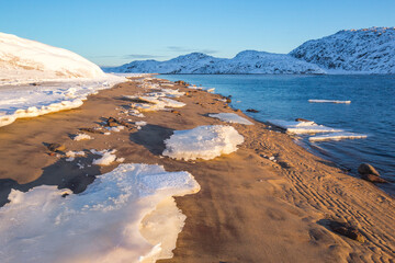 Obraz premium Guba Voronya, Barents Sea bay. Kola Peninsula landscape