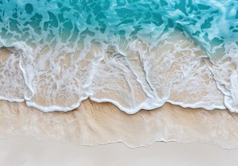 Obraz premium Turquoise ocean waves crashing on sandy beach