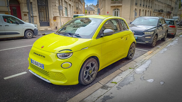 fiat 500 abarth dans une rue de la ville de Reims