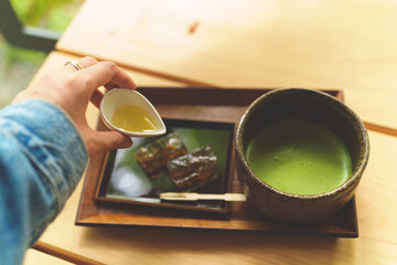神社でいただくお抹茶と和菓子