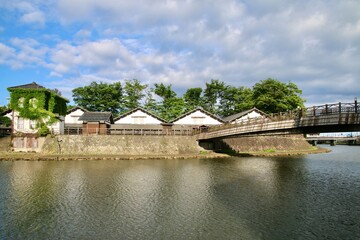 Obraz premium 荒井田川と山居倉庫（山形県・酒田市）