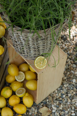 Citrons jaunes sur caisse en bois avec panier en osier, décoration