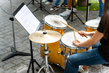 Obraz premium Female musician percussionist playing drums