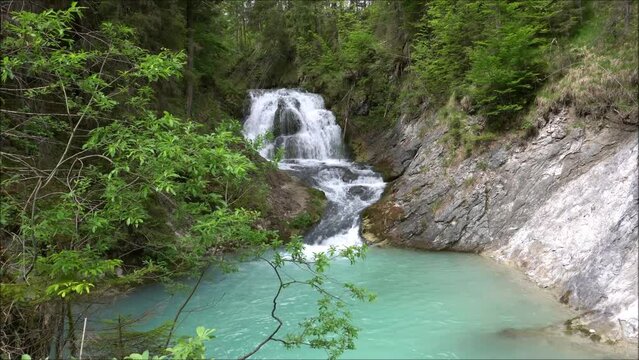Der Wasserfall Obernachkanal bei Wallgau in Bayern 