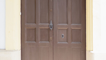 Obraz premium An antique wooden door with a lock and an iron handle.