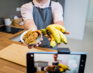 The chef is broadcasting live from workshop how to prepare a crispy fried bananas
