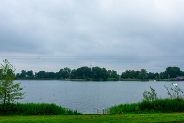 Badesee bei trüben Wetter In den Niederlanden