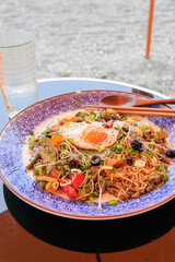 夏野菜たっぷりのミーゴレン。
おしゃれなマドラーのレモンサワー。
美術館、ライブハウスを兼業している素敵な海の家。

日本国神奈川県三浦市荒井浜。
2024年6月撮影。

