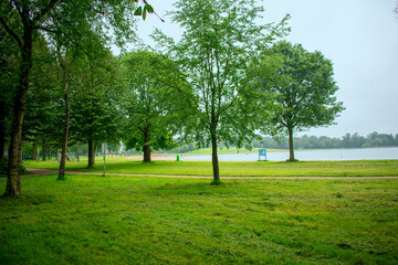 Landal Ferienpark Stroombroek, der Badesee mit Spielplatz im Hintergrund