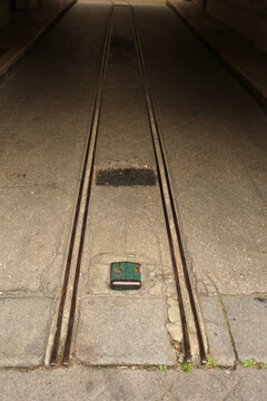 Rails pour wagonnet dans une entr&eacute;e d'immeuble