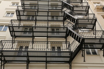 Fototapeta premium Escaliers de secours extérieurs sur une façade