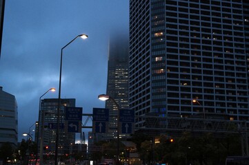 霞がかったビル群