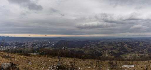 ampia vista panoramica dalla cima del monte sabotino verso la pianura e le colline intorno alla città di Gorizia, vicino al confine con la Slovenia, in inverno, durante una giornata nuvolosa