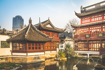 Fototapeta premium view of chinese architecture in Yu Garden in Shanghai, China
