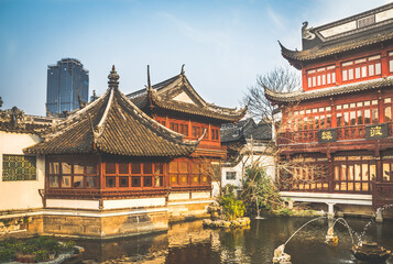 Fototapeta premium view of chinese architecture in Yu Garden in Shanghai, China