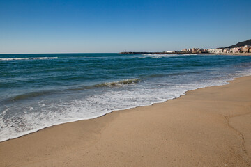 Obraz premium Detalhe de praia com areia não poluída e água em boas condições para banho e uso.
