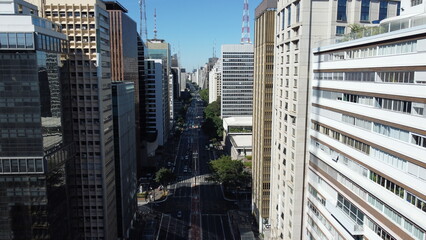 Prédios e trânsito na avenida paulista na capital de são paulo, brasil